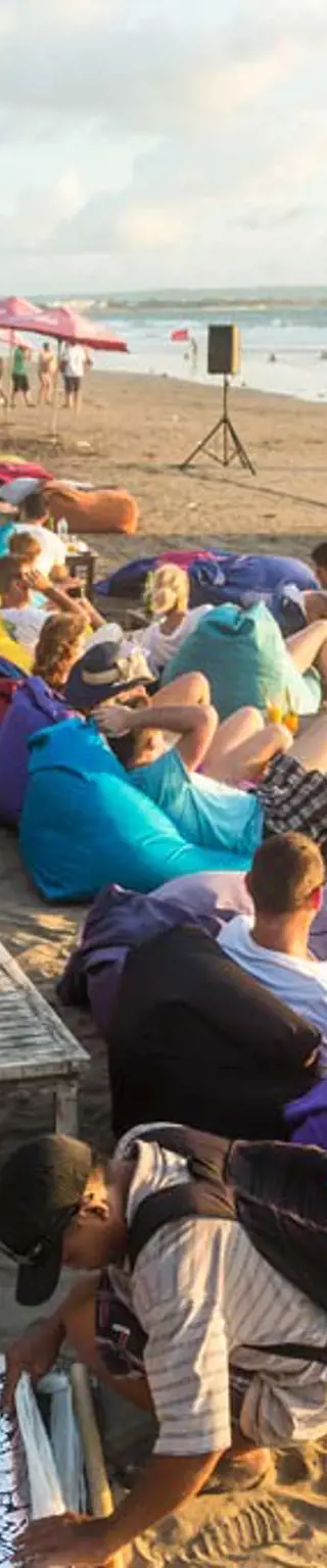 Geniesse einen Drink am Strand